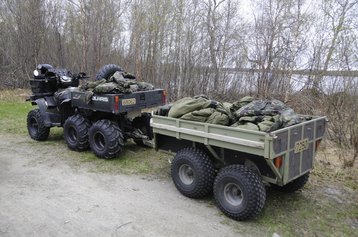 Für den Transport stehen je nach Gelände und Jahreszeit Kraftfahrer mit Mercedes „G“, Hägglunds, Quads oder Scootern zur Verfügung. (Foto: J. Aschenbrenner)