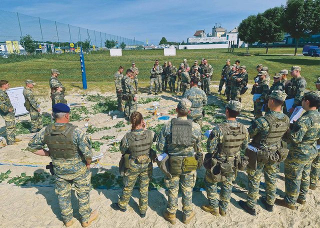 Die zweite Befehlsausgabe für die Fähnriche des jüngsten Jahrganges an der TherMilAk. Diesmal greift das eigene Bataillon an. (Foto: Bundesheer/Pierre Kugelweis)