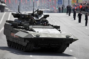 Der Schützenpanzer T-15 - auffällig ist besonders die flache Bauform im Frontbereich. (Foto: Vitaly V. Kuzmin, CC BY-SA 3.0)