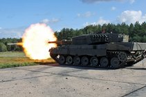 Der Kampfpanzer "Leopard" 2A4 beim Scharfschießen. (Foto: PzB14)