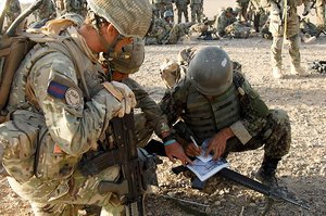 ISAF-Soldaten bei einer Befehlsausgabe im Feld. (Foto: Defence Images/ Mark Webster; Flickr)