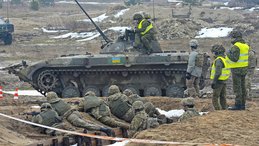 Ukrainische und amerikanische Soldaten üben gemeinsam defensive Kampftechniken im International Peacekeeping Security Center in Jaworiw/Westukraine. (Foto: U. S. Army/ Staff Sgt. Adriana M. Diaz-Brown)