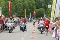 Die letzten Meter vor dem Zieleinlauf wird der alte und neue Europameister von einer Polizeieskorte auf Motorrädern begleitet. (Foto: Werner Planer)