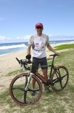 Luis mit seiner Rennmaschine am Strand von Oahu, der größten und bekanntesten Insel Hawaiis. (Foto: Werner Planer)