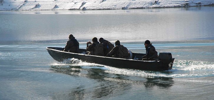 Österreichische Soldaten bei einer Patrouille am Gazivoda Stausee im Norden des Kosovo. (Foto: Bundesheer/Roland Schrott)