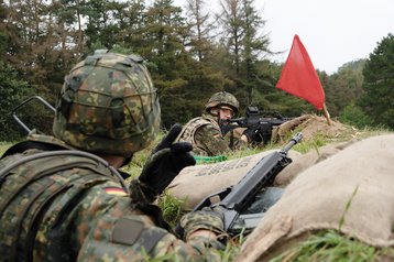 Soldaten führen ein Kampfgespräch während des Gefechtsschießens in Putlos. (Foto: Bundeswehr/Marcel Kröncke)