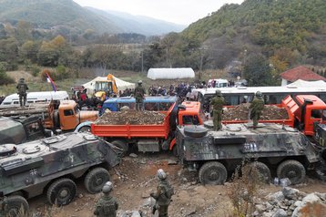 Deutsche und österreichische Kräfte an der mit Lastkraftwagen und Bussen errichteten Straßensperre bei Zupce im Nordkosovo. Die Situation ist noch „ruhig“. (Foto: ORFBtl)