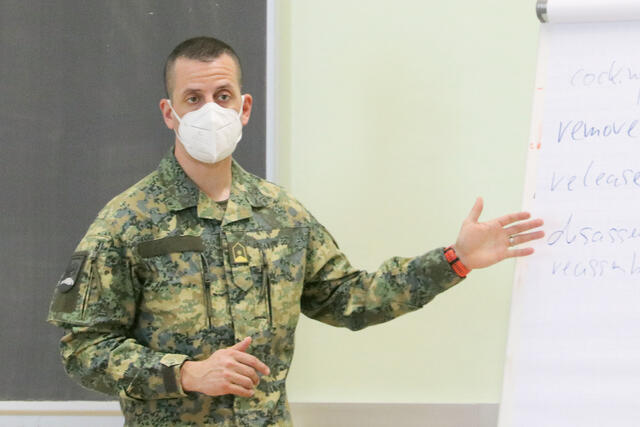 Major A. beim Sprachtraining im Lehrsaal am Flipchart. (Foto: RedTD/Gerold Keusch)