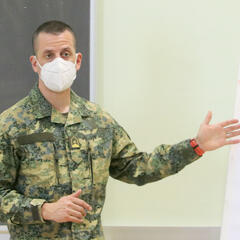 Major A. beim Sprachtraining im Lehrsaal am Flipchart. (Foto: RedTD/Gerold Keusch)