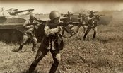 Infanteristen und Schützenpanzer gehen gemeinsam vor. (Foto: Archiv Truppendienst)