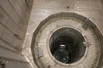 Der Reaktordruckbehälter von oben. Über diesen Behälter befindet sich das Wasserbecken (Brennelemente-Wechselbecken) in etwa 40 m Höhe. (Foto: Truppendienst/Gerold Keusch)