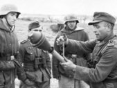 Ein Feldwebel weist Soldaten an der Panzerfaust ein. (Foto: Bundesarchiv, Bild 101I-700-0258-21A/Muck, Richard/CC-BY-SA 3.0)