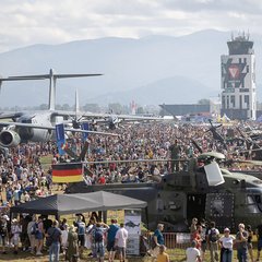 Tausende Zuseher beobachten ein Flying Display (oben) und das Static Display auf dem Boden während der AIRPOWER24. (Foto: Bundesheer/Daniel Trippolt)