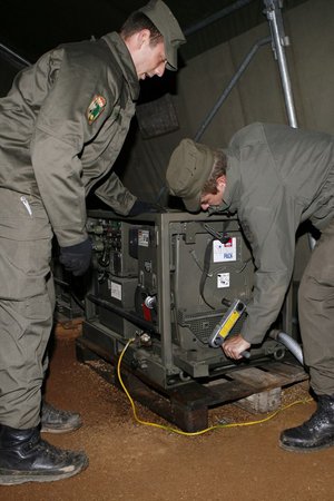 Zwei Soldaten nehmen ein Notstromaggregat in Betrieb. (Foto: Bundesheer/Marcel Pail)