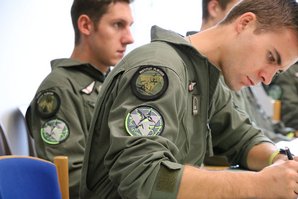 Militärpilotenschüler im Lehrsaal vor ihrem nächsten Flug. (Foto: TD/Gerold Keusch)