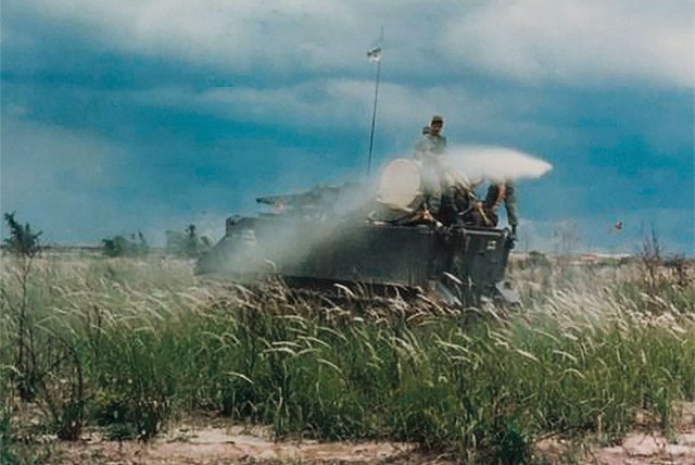 US-Soldaten versprühten Herbizide ohne Schutzausrüstung. Viele Vietnamkriegsveteranen leiden bis heute unter den Vergiftungen durch Dioxin-Bestandteile. (Foto: U.S. Army/gemeinfrei)
