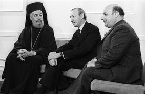 Erzbischof Makarios, UN-Generalsekretär Kurt Waldheim und Rauf Denktash bei Gesprächen in Wien 1977 (v.l.n.r). (Foto: UNFICYP)