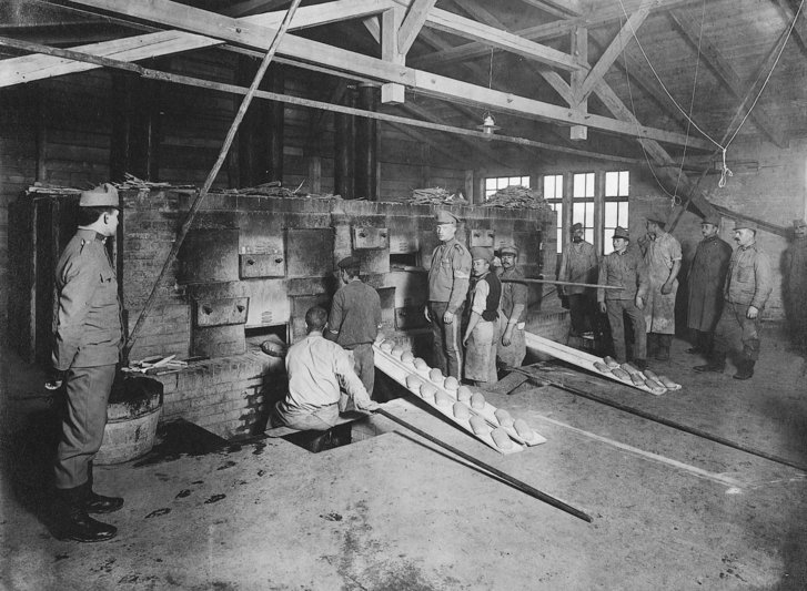 Kriegsgefangene backen Brot in der Purgstaller Lagerbäckerei. (Foto: Archiv Franz Wiesenhofer)
