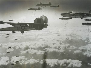 Amerikanische Flugzeuge werfen Bomben über Österreich ab. (Foto: HGM)