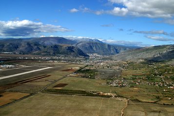 Das Neretvatal mit dem Flughafen Ortijes und der Stadt Mostar im Hintergrund. (Foto: Archiv Martinovic)