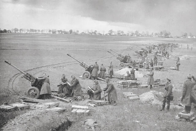 Russische Artillerie beim Beschuss Berlins 1945. Dabei zogen die Sowjets 10 000 Geschütze zusammen. Rechnerisch feuerte alle fünf Meter ein System auf die Hauptstadt des Dritten Reiches.