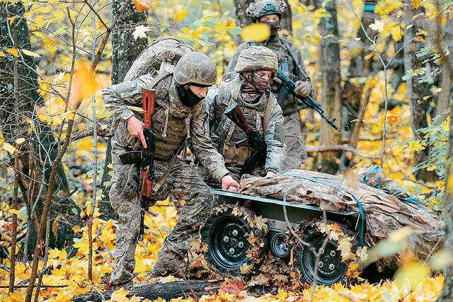 Ukrainische Soldaten bringen ihr ferngesteuertes Versorgungsfahrzeug in die Startposition. (Foto: Ministry of Defense of Ukraine, gemeinfrei)