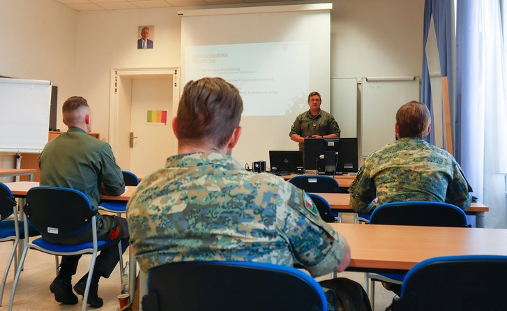 Die persönliche Interaktion zwischen Vortragenden und Lehrgangsteilnehmern in der Militärtechnikausbildung ist auch bei zunehmender Digitalisierung unersetzbar. (Foto: Bundesheer)