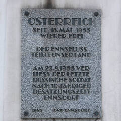Gedenktafel am Gasthof , das an die Besatzungszeit erinnert. (Foto: RedTD/Gerold Keusch) 