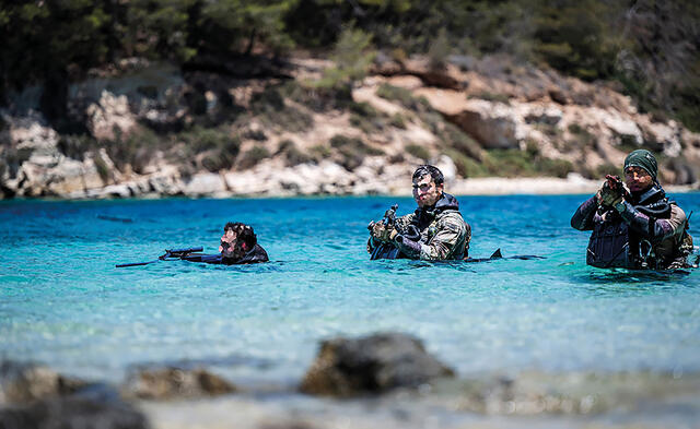 Ein Kampfschwimmerteam beim Anlandeverfahren Flachküste. (Foto: Bundesheer/Paul Kulec)