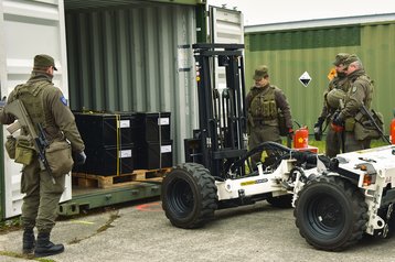 Umschlag von Versorgungsgütern mit dem Feldlagergerät Crayler. (Foto: Bundesheer/Stevic)