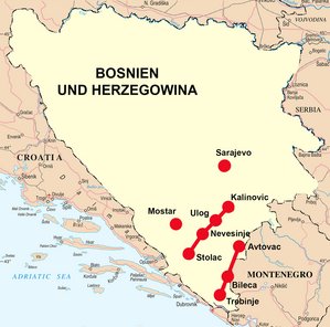 Die Verteidigungslinien verliefen entlang Trebinje-Bileca-Avtovac sowie Stolac-Nevesinje-Ulog-Kalinovik. Um die strategische wichtigen Städte Mostar und Sarajewo wurden Gürtelfestungen errichtet. (Grafik: CSUN, gemeinfrei; Montage/Togl)