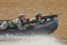 U.S. Army Ranger bei der amphibischen Gefechtsausbildung. (Foto: U.S. Army/Edward N. Johnson; gemeinfrei)