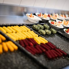 Die Lehrlinge lernen das Erstellen von Rezeptkarteien, die Zubereitung von Speisen, verschiedene Kochtechniken, die Mitarbeit bei Buffets sowie alle Aspekte der Personal-, Lebensmittel- und Küchenhygiene. (Foto: Bundesheer/Carina Karlovits)