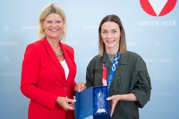 Verteidigungsministerin Klaudia Tanner mit Bronzemedaillengewinnerin Bettina Plank (Foto: Bundesheer/Gunter Pusch)