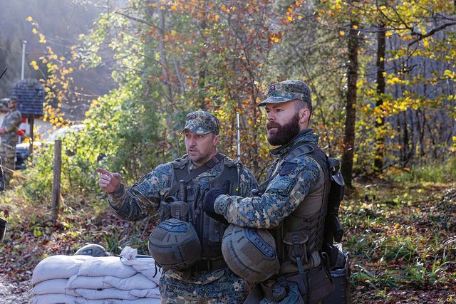 Der Kompaniekommandant (li.) und sein Stellvertreter (re.) beobachten eine Aktion beim Kontrollpunkt. (Foto: Felix Brader)