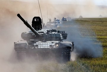 Mechanisierte Kräfte stoßen in Vorgefechtsordnung rasch in die Tiefe vor. (Foto: MoD Russland)