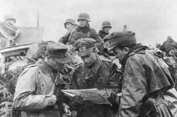 Soldaten der Waffen-SS beim Kartenstudium während der Ardennenoffensive im Jänner 1945. (Foto: Bundesarchiv, Bild 183-J28477/Göttert)