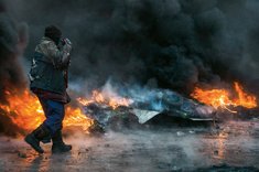 Mit selbstgebauten Schleudern werden Wurf- und Brandkörper bis zu den Positionen der Sicherheitskräfte geschleudert. Der dichte Rauch schützt den Maidan-Kämpfer vor gezieltem Beschuss durch Gummigeschosse. (Foto: Thomas Schell)