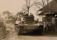 Konstrukteur Ferdinand Porsche im Turm eines Versuchspanzers (mit Hut re.) auf dem Weg zum Testgelände. (Foto: Stadtarchiv St. Valentin)