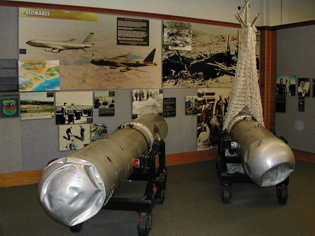Die Ummantelungen der zwei leicht beschädigen B28-Wasserstoffbomben sind im National Museum of Nuclear Science & History in Albuquerque (New Mexico) ausgestellt. (Foto: Martha Swoboda)