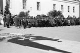 Das als Ausmusterungsscherz aufgesprühte riesige Jahrgangsabzeichen prangte viele Jahre auf dem Platz hinter der Militärakademie bis zu dessen Neuasphaltierung. ((Foto: Bundesheer)