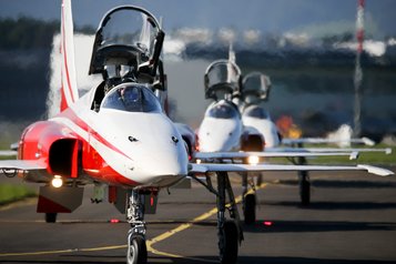 Die Patrouille Suisse ist nach ihrer erfolgreichen Vorführung sicher gelandet. (Foto: Bundesheer)