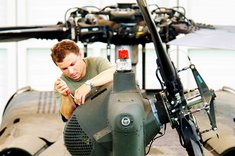 Militär-Luftfahrttechniker bei der Wartung eines S-70 „Black Hawk“. (Foto: Kdo Luftaufklärungsstaffel)