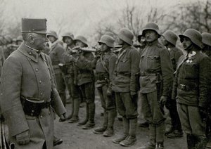 Conrad von Hötzendorf inspiziert eine Maschinengewehrkompanie im Feld. (Foto: Gemeinfrei)