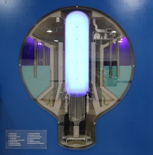 Modell des Reaktordruckbehälter - der strahlende zigarrenförmige Teil - mit dem kugelförmigen Sicherheitsbehälter im Foyer des Informationszentrums. (Foto: Truppendienst/Gerold Keusch)