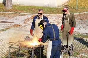 Ausbildung am Schneidbrenner während des Lehrganges für Gefechtsschaden- und/oder Behelfsinstandsetzung (GSI/BhI). (Foto: TD/Gerold Keusch)