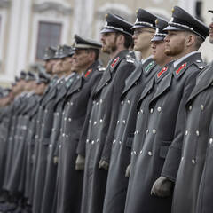 Frisch ausgemusterte Unteroffiziere mit den Kommandounteroffizieren ihrer Brigade bzw. Direktion auf dem Ennser Stadtplatz am "Tag der Wachtmeister". (Foto: Bundesheer/Daniel Trippolt)
