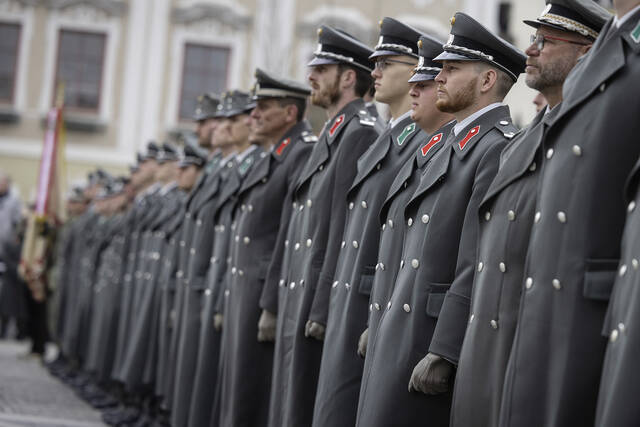 Frisch ausgemusterte Unteroffiziere mit den Kommandounteroffizieren ihrer Brigade bzw. Direktion auf dem Ennser Stadtplatz am "Tag der Wachtmeister". (Foto: Bundesheer/Daniel Trippolt)