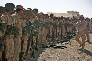 Peschmerga erhalten am 12. Oktober 2016 bei Erbil Instruktionen für ein Manöver von einem Ausbilder des italienischen Heeres der Combined Joint Task Force. (Foto: Sergeant Lisa Soy, U.S. Army)