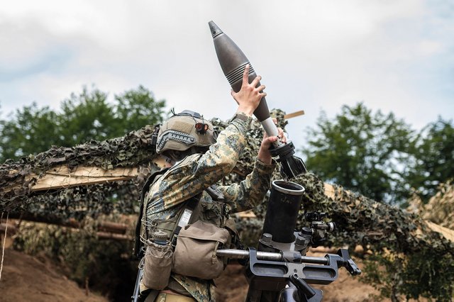 Ein Soldat lädt den schweren Granatwerfer 86 mit einer Granate. (Foto: Bundesheer/Paul Kulec)